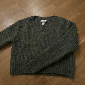 MONKI tröja - Nyskick! Superfin och sticks inte