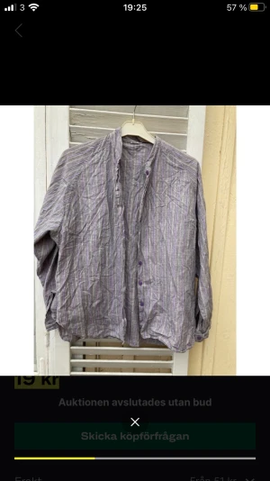 Grå lila randig skjorta retro vintage  - En superfin randig retro skjorta i bomullstyg. Grå och lila randig. I utmärkt skick. Passar en st. M. Dessa är måtten: Armhåla-armhåla: 54 cm. Längd uppifrån och ned: 63 cm.  Kan hämtas upp i Stockholm. Kolla gärna in mina andra annonser och hör av dig!