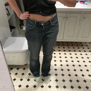 Lågmidjade jeans - Ett spar jättesnygga weekdayjeans som är mycket låga. Jag köpte dessa i julas och har knappt använt dem tyvärr. Dom är straight och low i en smutsblå färg🥰🥰🥰nypris 590kr
