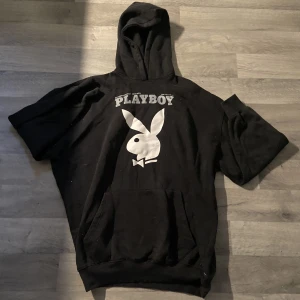 Playboy hoodie - Supercool playboy hoodie/klänning från Missguided! Den är ganska lång så går att ha som kort klänning eller vika upp och ha som hoodie🥰