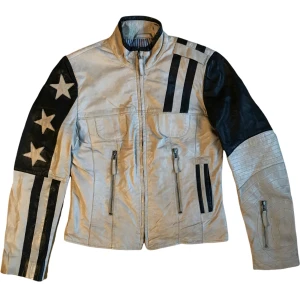 Petroff Läderjacka - Supersnygg skinnjacka i äkta läder från Petroff. Vit och svart med stjärnor. Ställ gärna frågor!😊