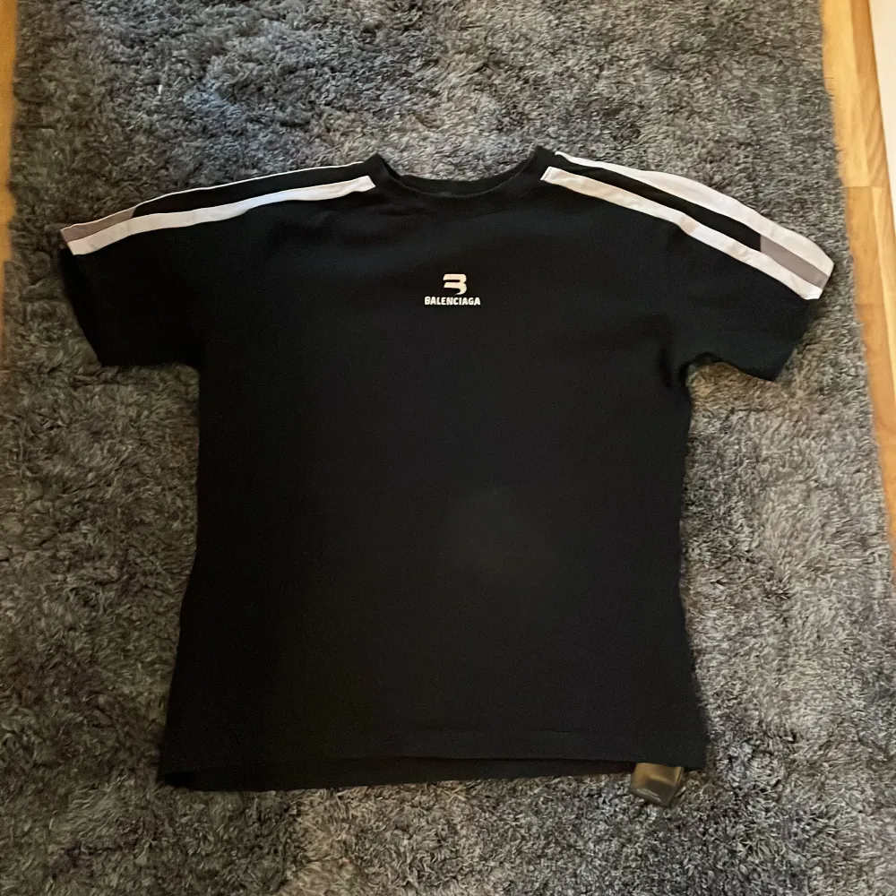 Sporty B tröja köpt från ebay, liten i storleken, skriv för fler bilder eller andra frågor :). T-shirts.