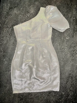 Festklänning off-shoulder - Från Bik Bok. Prislappen sitter kvar 