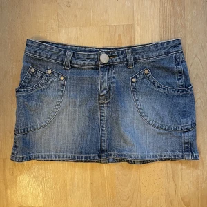 lågmidjad jeanskjol - lågmidjad mini kjol! midjemått 41cm längd 30cm
