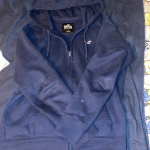 Hollister zip up hoodie - Väldigt skön o fräsch zip up hoodie. Mjuk och skön material. Använd några gånger men absolut inga fel. Skick 8/10. Storlek M men passar även L. Ny pris 800 säljer för 300.