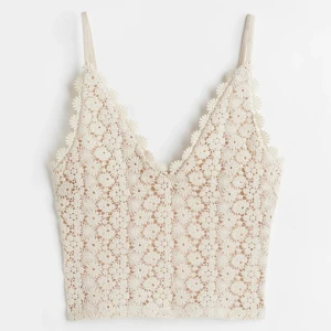 Blommig linne 🫶 - Ett väldigt fint blommigt linne från H&M. Linnet är i nyskick då den nästan aldrig kom till användning eftersom jag hadde två av samma plagg 🫶