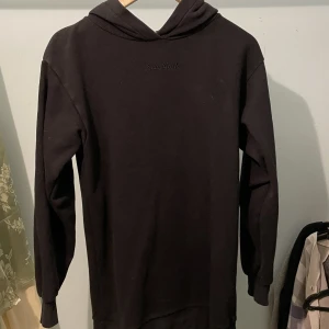 Hoodie - Ganska så lång hoodie så perfekt för en baggy look.