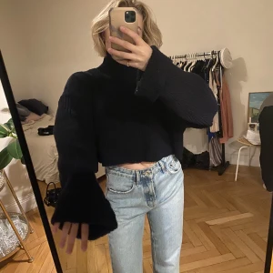 Stickad tröja - Mysig och croppad, ribbstickad tröja med halvpolo 💙långa ärmar