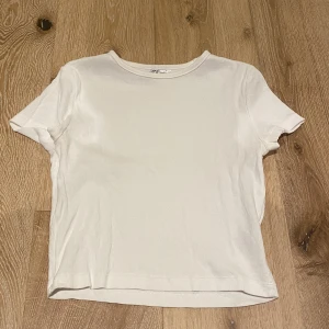 Vit croppad t-shirt - Kan mötas upp och skicka. 
