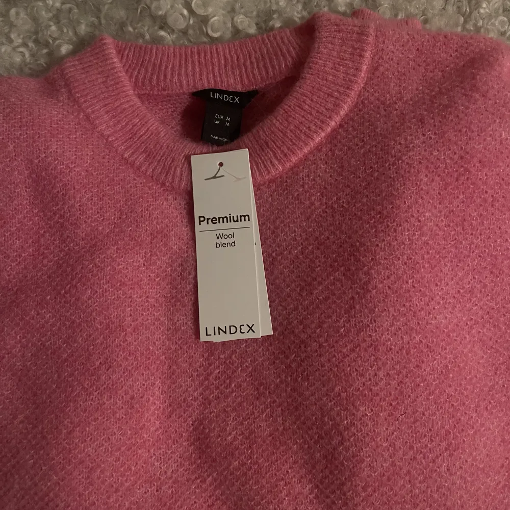 Jättefin stickad tröja från lindex🩷 den är oanvänd och köpt för 499kr.  Priset är inte fast.. Hoodies.