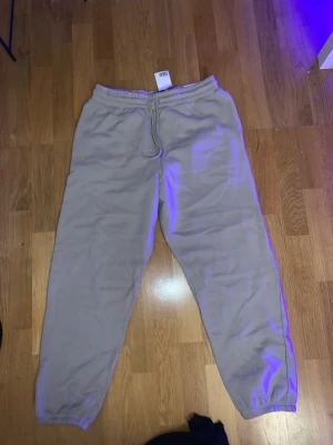 Nya mjukisbyxor från HM - Lapparna är kvar men priset står ej då dom var beställda känns som storlek L 