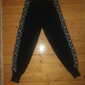 Byxor nya lv - Byxor nya lv small  500kr 