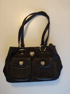 Söt väska - Jättefin väska som jag köpt second hand men knappt använt. Väldigt bra skick och ser inga defekter. Ca 38 cm bred och 23 cm "hög". Vet ej vad det är för märke. Bara att skriva ifall du har frågor eller funderingar💗