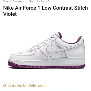 Nike Air Force 1 ’07 stitch Violet  - Ett par riktigt snygga och sköna skor. Använda 2ggr och som nya! 