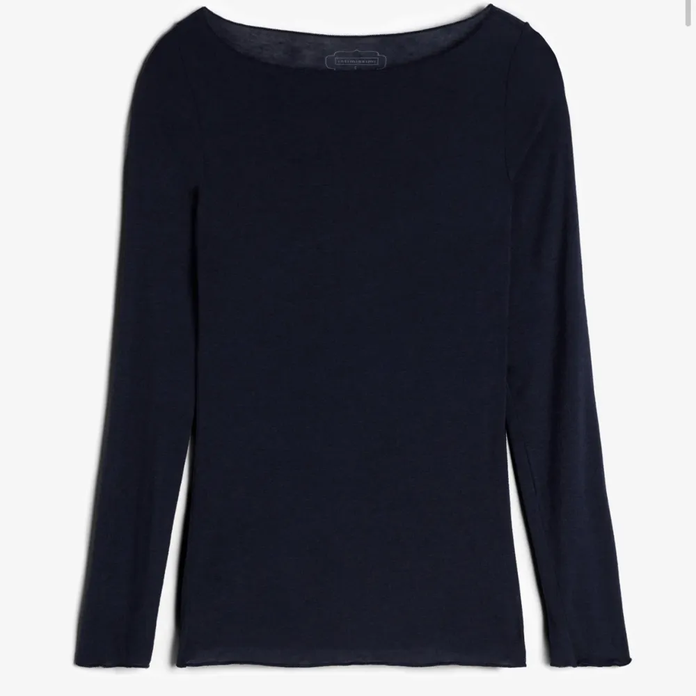 Säljer min mörkblåa intimismi tröja eftersom jag inte kommer till någon användning till den!köpt för 569 kr säljer för 300. Toppar.
