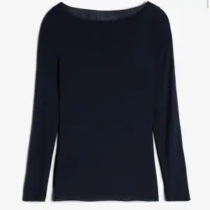 Säljer min mörkblåa intimismi tröja eftersom jag inte kommer till någon användning till den!köpt för 569 kr säljer för 300