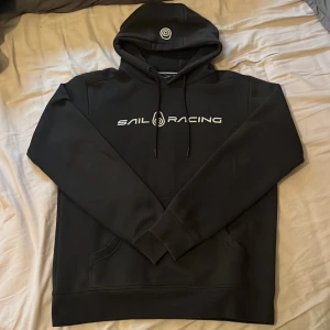 Sail racing - Säljer nu min sail racing hoodie eftersom jag inte använder den längre. Haft ett tag men fortfarande i bra skick lite sliten men annars inga problem med den. Tveka inte att höra av dig vid frågor o funderingar.