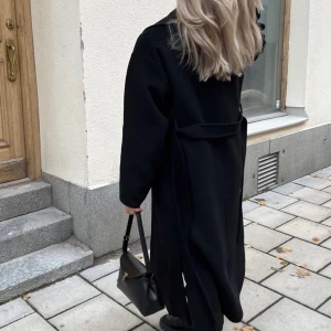 Svart kappa 38/40 - Oanvänd! Oversize svart kappa i storlek 38/40.  Ny med prislapp kvar🫶🏼