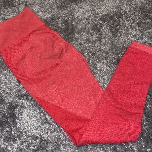 Tränings byxor  - Ett par tränings byxor med en söm i rumpan ( för att forma bättre. ) inte så skrik röda som på bilden. Bra skick. 