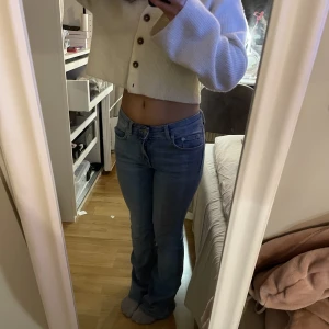 Jeans - Skitsnygga jeans, bra skicka lite slitna längst ner där bak.  Innerben - 74  Midjemåttet- ca 33 (stretch!) Skriv förböner info