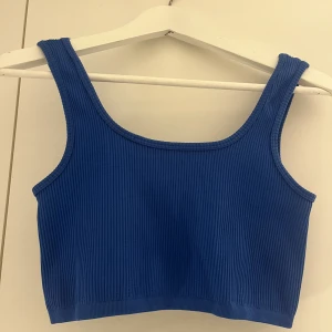 Blått linne - Blått ribbat linne. Kan användas som träningstopp