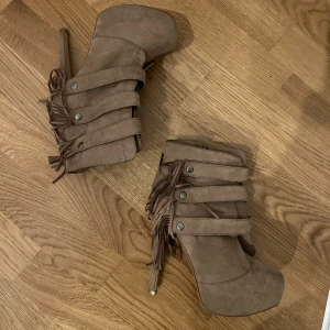 Högklackat  - Bruna högklackat 