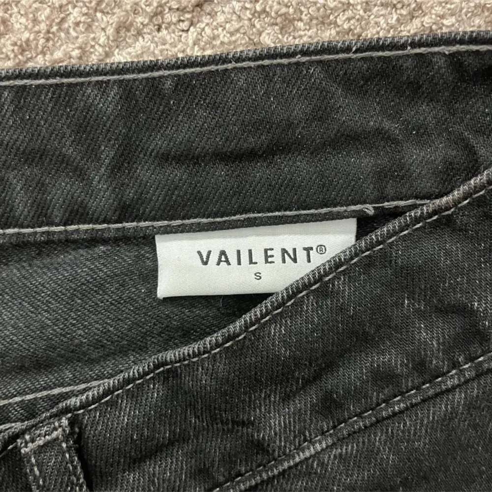 Ett par snygga lågmidjade baggy jeans från carlings i märket Vailent, i storlek S💞köpta här på plick så inte mina bilder, ny skick! Pris går att diskutera . Jeans & Byxor.