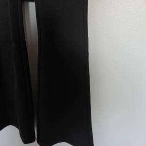 Svarta ”tighta” byxor som är utsvängda nertill. Ribbade och väldigt bekväma. Använda fåtal gånger då de är för små på mig, alltså bra skick! Skriv för fler bilder