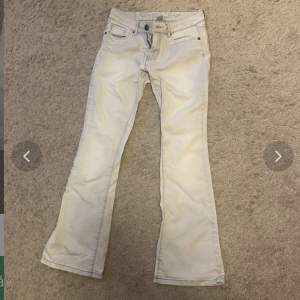 Jättefina jeans med en liten detalj på ena benet!!⚡️ säljer då de va tyvärr för små för mig, lånade bilder