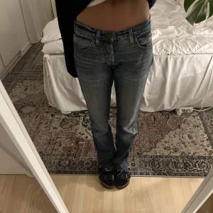 Snygga lågmidjade jeans  Passar bra på mig som är 172cm lång och fungerar på någon kortare också😊 Innerbenslängd: 75cm Total längd: 100cm Midja: 35cm