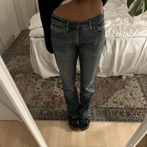 Lågmidjade Lee jeans - Snygga lågmidjade jeans  Passar bra på mig som är 172cm lång och fungerar på någon kortare också😊 Innerbenslängd: 75cm Total längd: 100cm Midja: 35cm