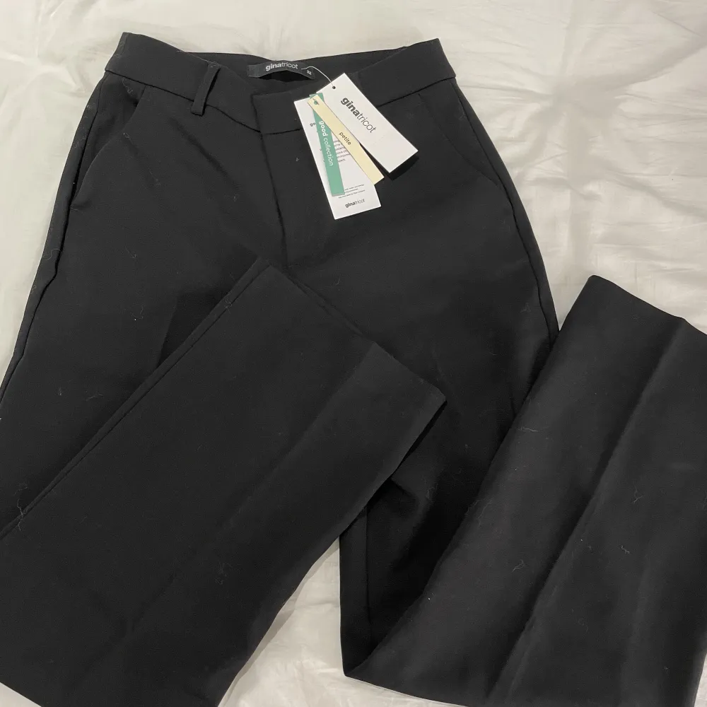 Svarta kostymbyxor från Gina Tricot. Har aldrig använts, prislappen är fortfarande kvar. Priset kan diskuteras💘 fläcken är på spegeln . Jeans & Byxor.