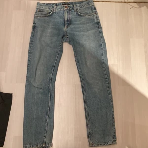Nudie jeans co - Ett par nice jeans från nudie som passar tille både lägre skor och lite högre. Fin passform vid lår och bak. Gillar dessa jättemycket men är tyvärr för små för mig. (Pris kan förhandlas)