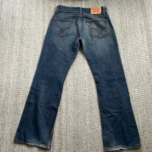 Levis vintage 512  - Riktigt feta Levis 512 i smått bootcutfit grymt skick! 32/32 sitter mer som 31/32