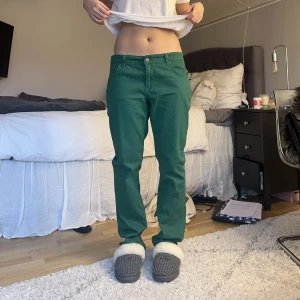 Gröna jeans - Gröna jeans! Så nice färg! Står ingen storlek men de passar M-L beroende på hur man vill att de sitter.