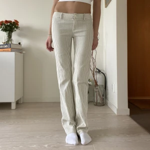 Randiga jeans - Så sjuuukt snygga lågmidjade randiga jeans från Twist&Tango i storlek S, midjemått: 76, Innerbenslängd: 84, jag är 175