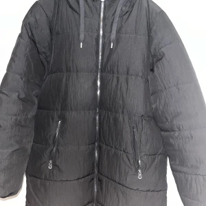 Vinter Jacka ( lång puffer) - Färg :Svart  Storlek : L  Märken : Only  Lång puffer    