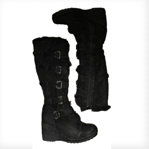 Svarta fur high heel boots - Söta coola Pinterest trendig svarta fur high heel boots med justerande knappar för att dom ska passa dig runt låren. Har blivit dammiga pgd flytt men annars jätte fina och varma till höst och vinter.Tyvärr för stora för mig så har enbart haft på få gånger