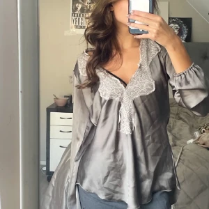 Satin blus med spets🎀 - Snygg blus i ljus grön färg med spetsdetaljer🪽