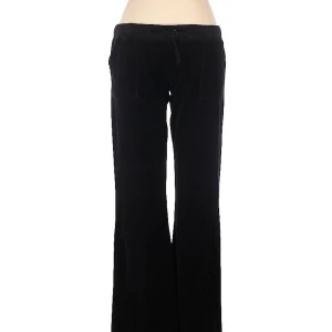 Juicy cotoure - Svarta vintage juicys köpta i LA på 2010 talet💘 byxorna har fläckar och ett liter hål vid sidan men det går att fixas🩷 dom är flared och lowrised. Står L men passar mig som är M🩷 pris går att diskuteras💘