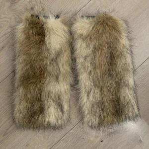 Päls Benvärmare / legwarmers - Benvärmare i faux fur, supersöta, används ej <3  Första bilden är mer verklighetstrogen i färgen. 