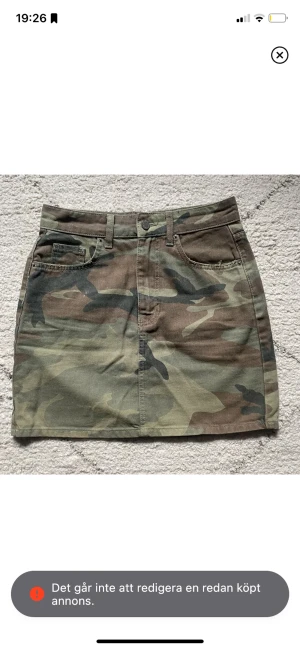 Kjol Gina tricot  - Säljer denna kamouflage kjol i stolek 38 från Gina tricot💗