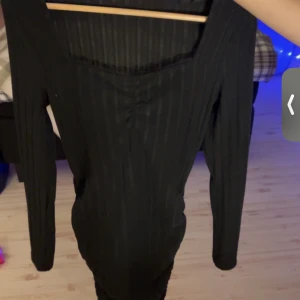Svart klänning - Säljer denna fina klänning från shein då den är för liten, aldrig använt den. Lite mjukt material. Strl M men sitter som S. Pris kan diskuteras!💞 !! Tryck INTE på köp nu skriv privat till mig om du vill köpa!!