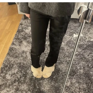 Lågmidjade kostymbyxor  - Säljer dessa från lager 157 då de aldrig kommit till användning! Som referens ör jag 170 och midjemåttet är 36 och innerbenslängden 80-81 Sedan är byxorna gabska stretchiga så de passar större beror på hur man vill att de ska sitta 💋