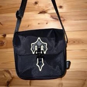 Trapstar bag  - Säljer denna feta trapstar bag som inte kommer t använding längre den är i nytt skick o rekommenderar den starkt. Priset är inte fast så du kan höra av dig kring de och tar gärna emot köp nu metoden 