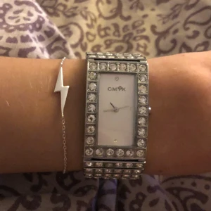 Klocka  - En fin diamant klocka som köptes på Sellpy för 200kr . Använd ett par antal gånger , mkt bra skick. Skriv privat för att veta längd på den!!