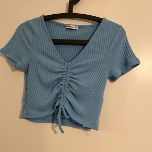Crop top - Crop top från new yorker, använd få gånger mycket fint skick. Hör gärna av er om ni har frågor eller tycker något är oklart, pris går alltid att diskutera❤️