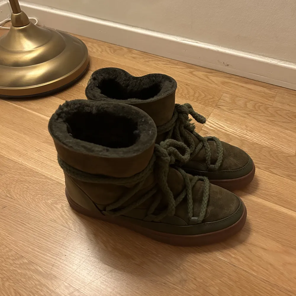 Säljer nu mina gröna inuikii skor då dom inte kommer till användning 💕 Är i superbra skick och endast använda cirka 5ggr då jag köpte dom sent förra vintern, skriv gärna privat för fler bilder eller frågor 🥰. Skor.