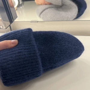 Mörkblå mössa  - Superfin mörkblå mössa, aldrig använd såklart! 299kr/st få kvar i lager 