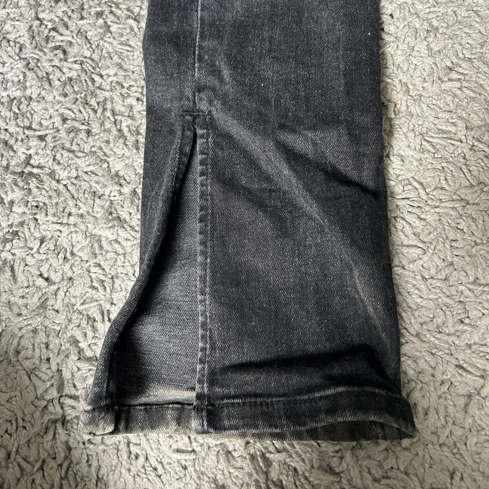 Svarta jeans med slit. De är i bra skicka förutom att de är lite slitna längst ner.. Jeans & Byxor.